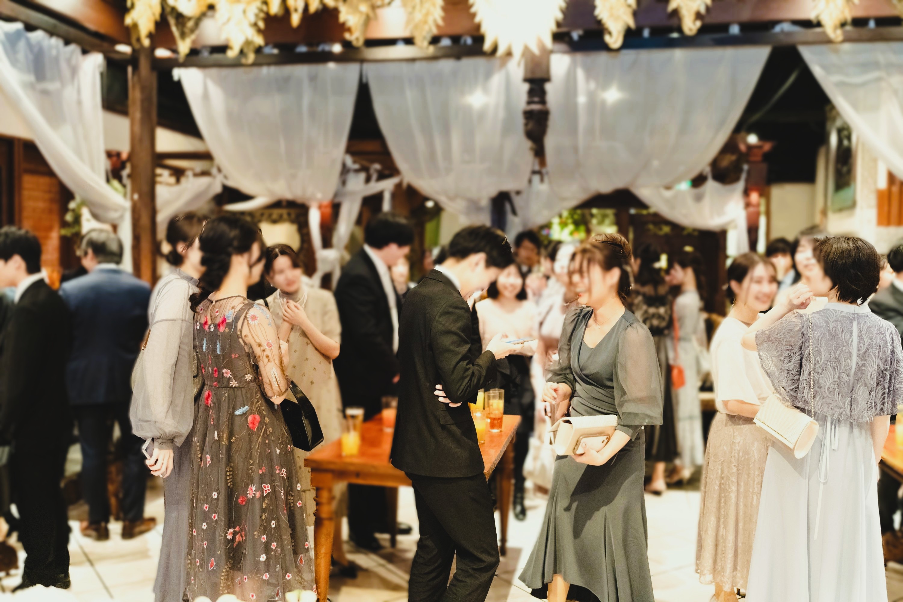 友人中心のカジュアルな結婚パーティー