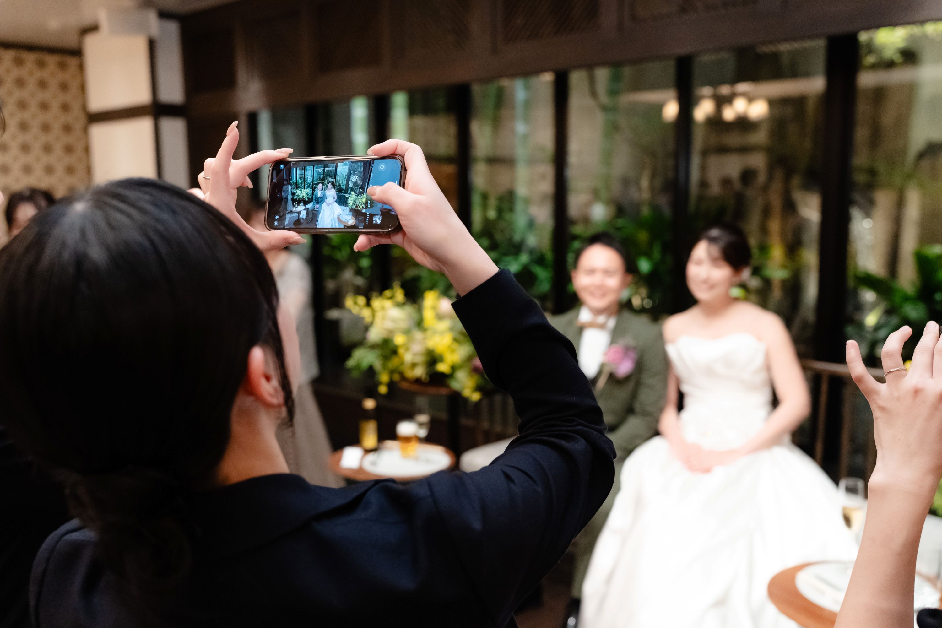 友人中心のカジュアルな結婚パーティー